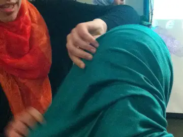 Una mujer coloca un hiyab a otra Una mujer coloca un hiyab a otra
