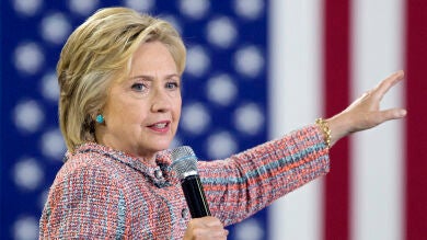 Hillary Clinton vuelve a la campaña atacando a Trump: 