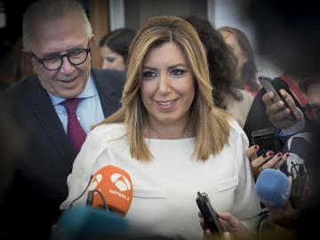 Susana Díaz ante la prensa.
