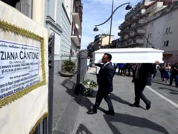 Funeral de Tiziana Cantone en Napoles. Funeral de Tiziana Cantone en Napoles.