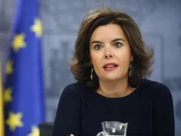 La vicepresidenta del Gobierno en funciones, Soraya Sáenz de Santamaría, durante la rueda de prensa que ha ofrecido tras la reunión del Consejo de Ministros. La vicepresidenta del Gobierno en funciones, Soraya Sáenz de Santamaría, durante la rueda de prensa que ha ofrecido tras la reunión del Consejo de Ministros.