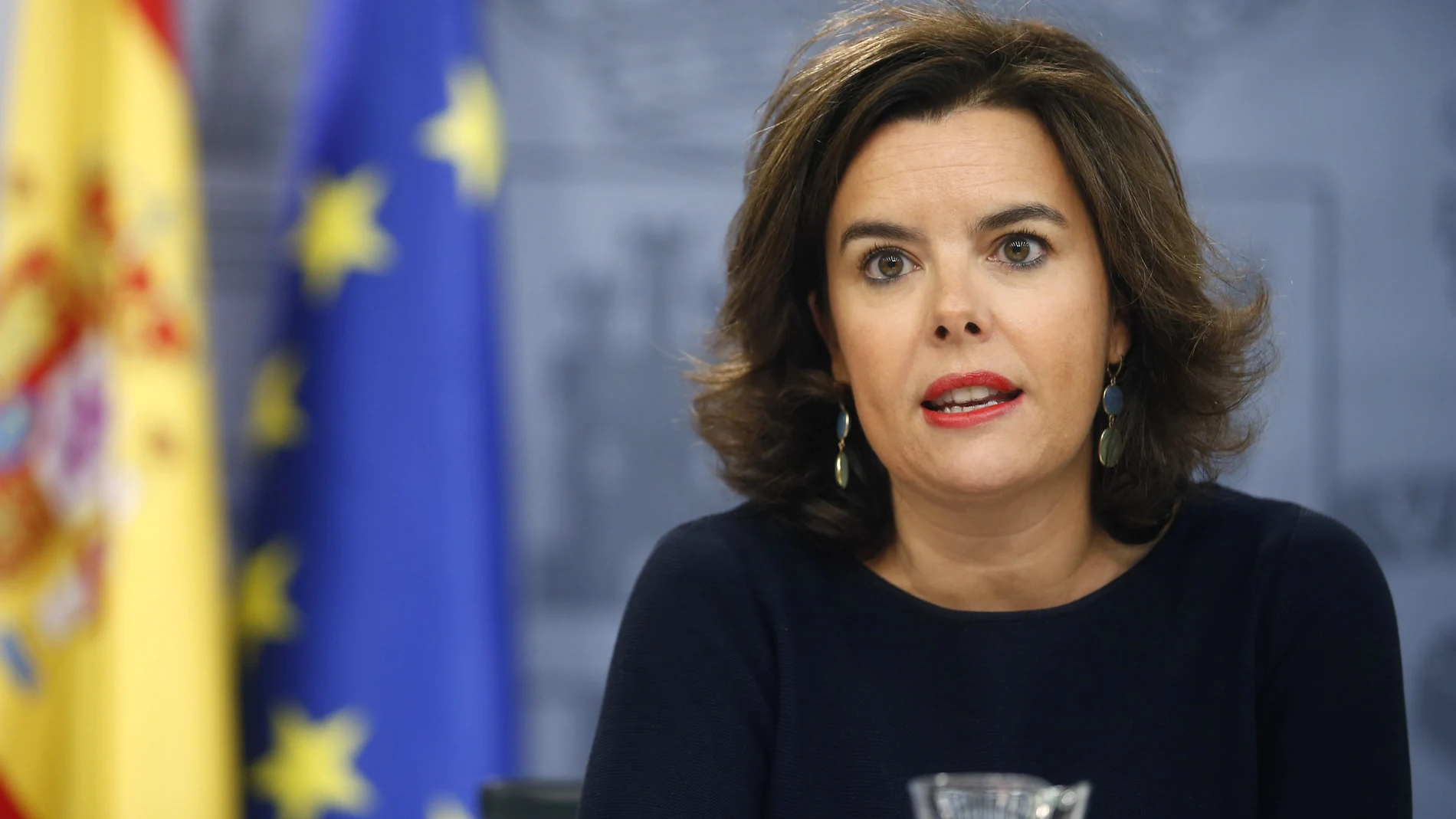 La vicepresidenta del Gobierno en funciones, Soraya Sáenz de Santamaría, durante la rueda de prensa que ha ofrecido tras la reunión del Consejo de Ministros. La vicepresidenta del Gobierno en funciones, Soraya Sáenz de Santamaría, durante la rueda de prensa que ha ofrecido tras la reunión del Consejo de Ministros.