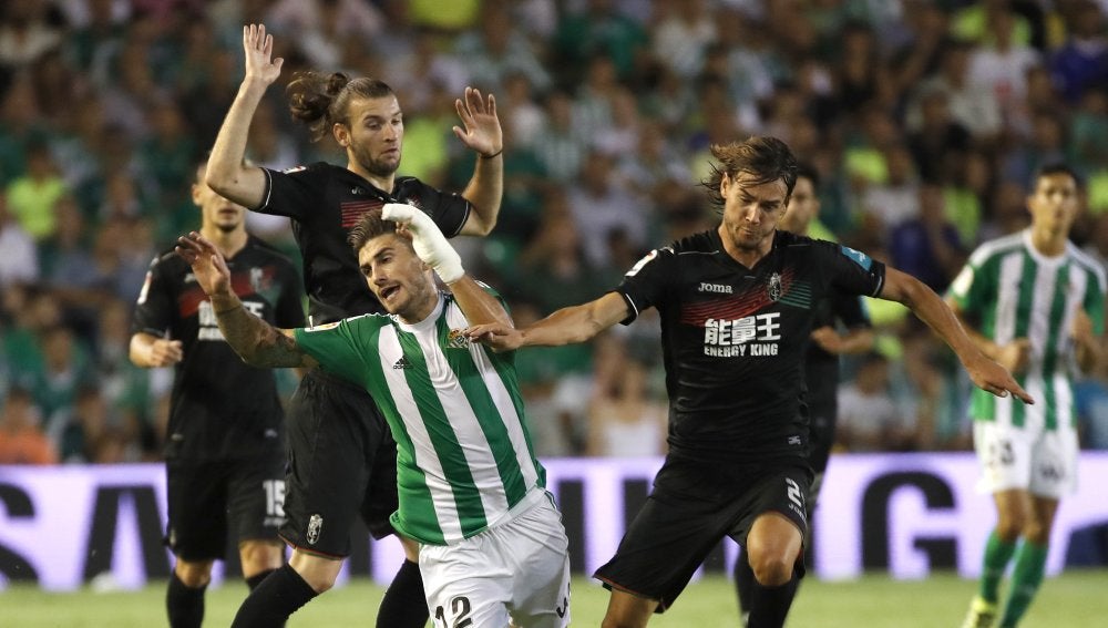 Cristiano Piccini y Rene Khrin pugnan por un balón