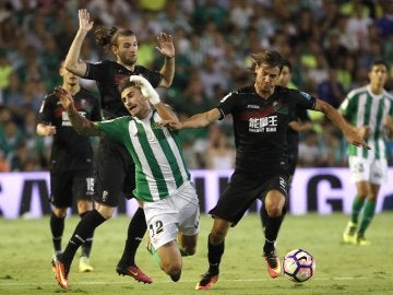 Cristiano Piccini y Rene Khrin pugnan por un balón