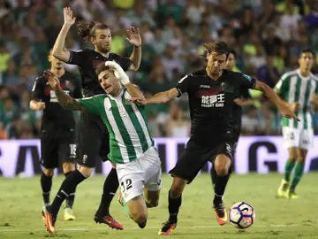 Cristiano Piccini y Rene Khrin pugnan por un balón Cristiano Piccini y Rene Khrin pugnan por un balón