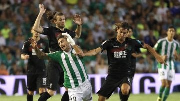 Cristiano Piccini y Rene Khrin pugnan por un balón