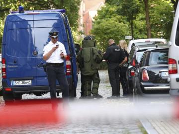 La policía se prepara para buscar dentro del perímetro de la escuela primaria "Muhliusschule" en Kiel, Alemania