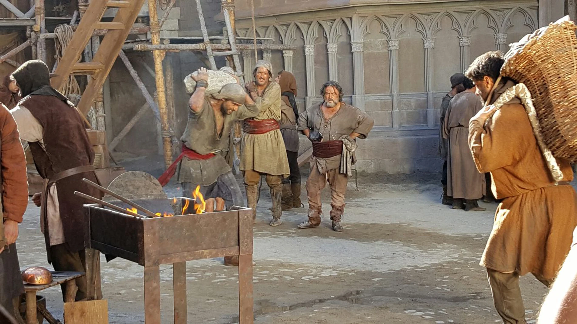 Así rueda Aitor Luna sus primeras escenas de 'La Catedral Del Mar' en Cáceres