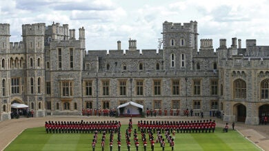 El castillo de Windsor expone el 'guardarropa' de la Reina Isabel II, actual y pasado