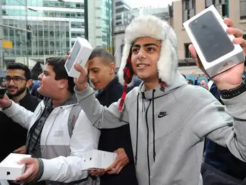 Australianos fuera de la tienda Apple con el iPhone 7 Australianos fuera de la tienda Apple con el iPhone 7
