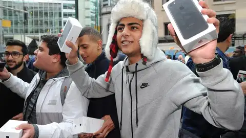 Australianos fuera de la tienda Apple con el iPhone 7 Australianos fuera de la tienda Apple con el iPhone 7