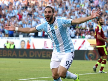 Higuaín celebra un gol con Argentina