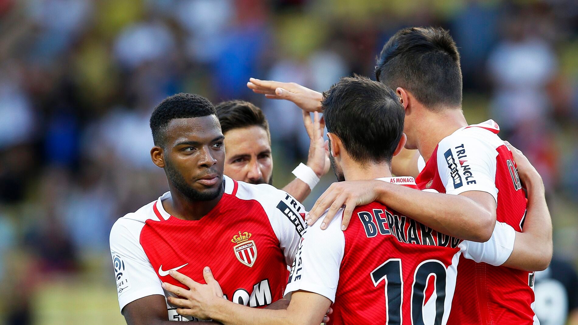 Thomas Lemar celebra un gol con sus compa&ntilde;eros
