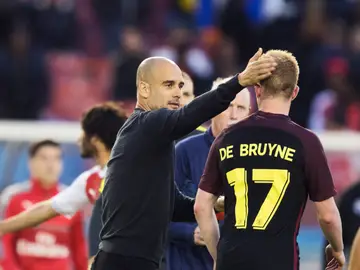 Pep Guardiola felicitando a Kevin de Bruyne por el partido Pep Guardiola felicitando a Kevin de Bruyne por el partido