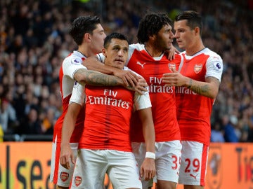 Alexis Sánchez celebra un gol ante el Hull City