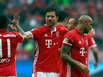 Xabi Alonso celebra su gol con sus compañeros