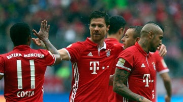 Xabi Alonso celebra su gol con sus compañeros