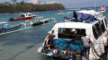 Expertos examinan el ferry siniestrado en el puerto de Padangbai