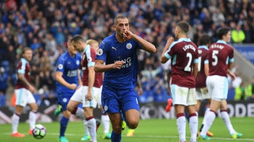 Islam Slimani celebra un gol