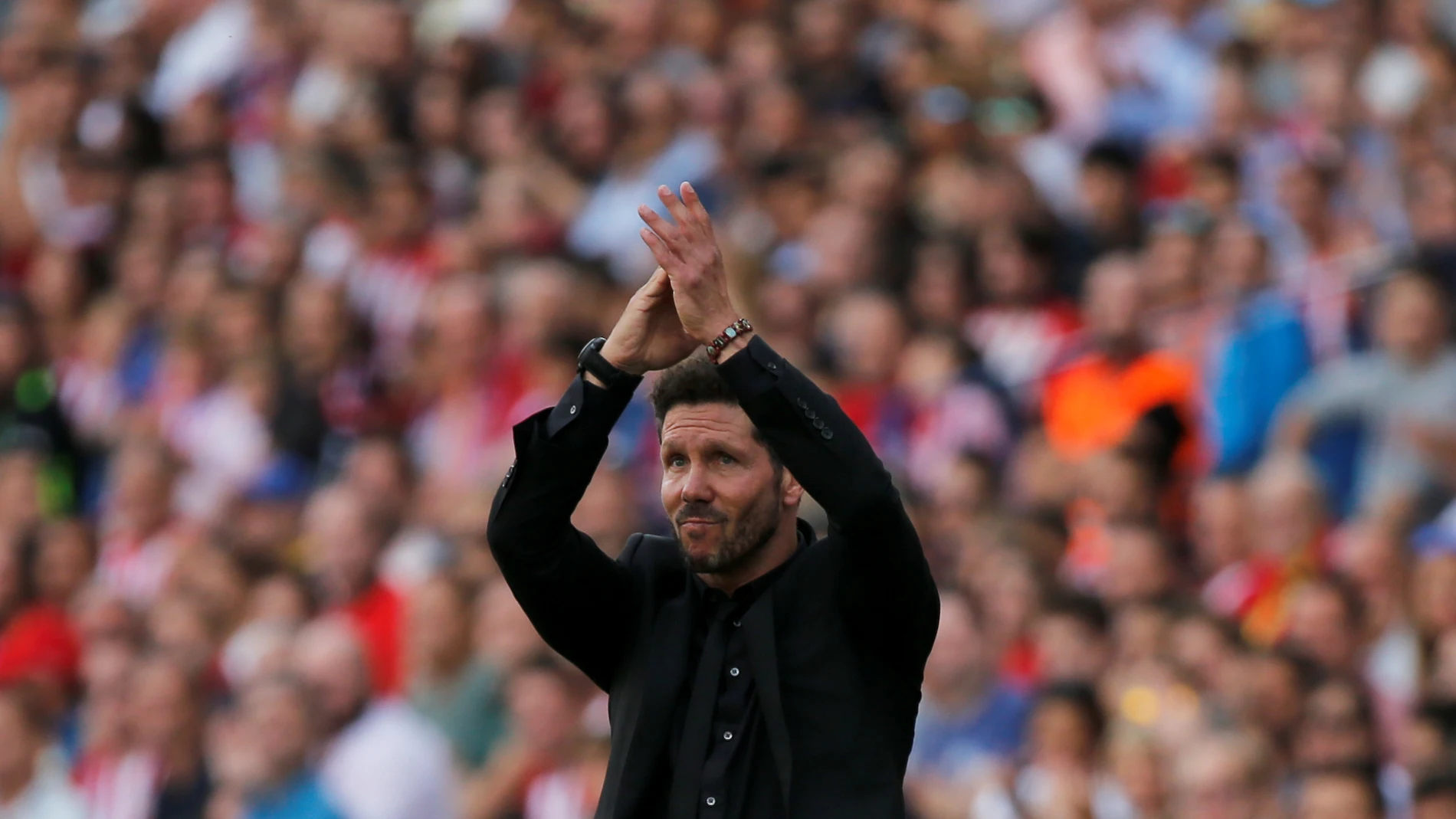 Simeone agradeciendo el apoyo de la afición rojiblanca Simeone agradeciendo el apoyo de la afición rojiblanca