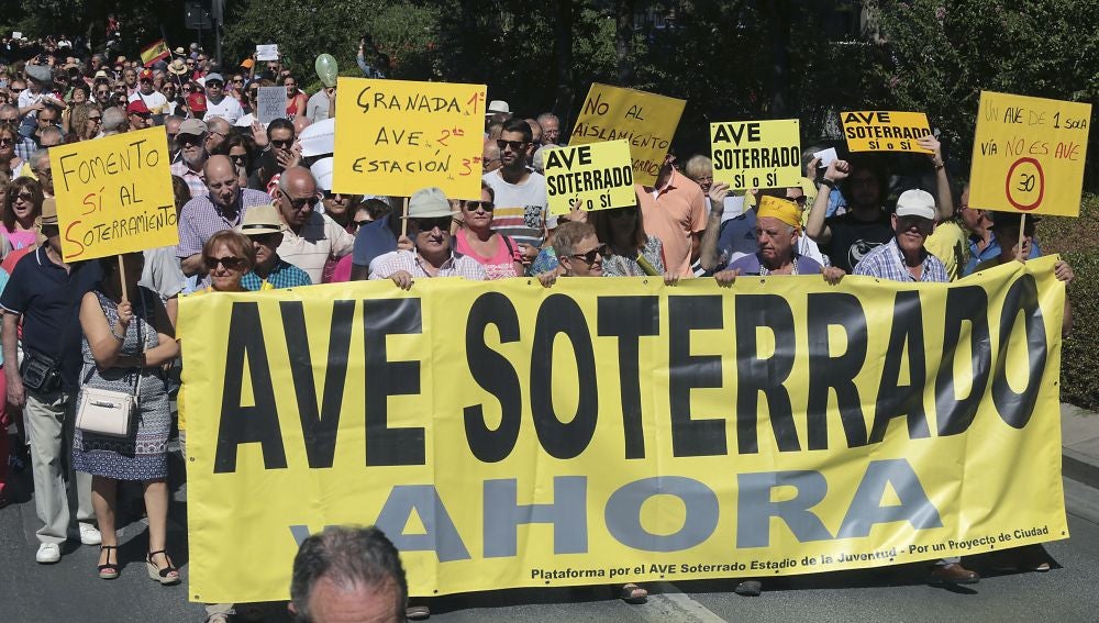 Granada exige la llegada del AVE en una marcha contra el aislamiento por tren