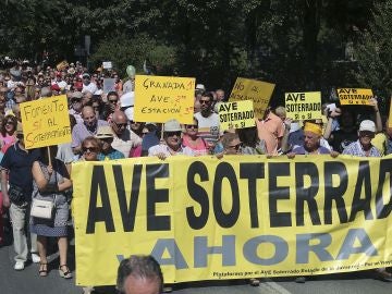 Granada exige la llegada del AVE en una marcha contra el aislamiento por tren