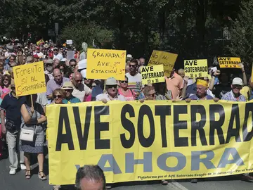 Granada exige la llegada del AVE en una marcha contra el aislamiento por tren Granada exige la llegada del AVE en una marcha contra el aislamiento por tren