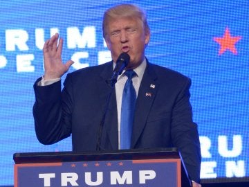 El candidato a la presidencia de los Estados Unidos por el partido republicano, Donald Trump en un evento de campaña en el James L. Knight Center en Miami