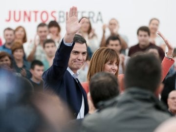 El secretario general del PSOE, Pedro Sánchez (d), junto a la candidata socialista a lehendakari, Idoia Mendia (i), durante un acto electoral de la campaña vasca celebrado hoy en San Sebastián