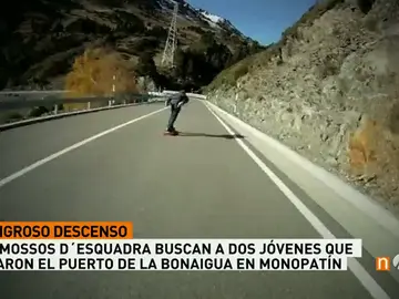 Frame 16.202472 de: Los Mossos d´esquadra tratan de averiguar la identidad de dos jóvenes que bajaron en monopatín el puerto de la Bonaigua Frame 16.202472 de: Los Mossos d´esquadra tratan de averiguar la identidad de dos jóvenes que bajaron en monopatín el puerto de la Bonaigua