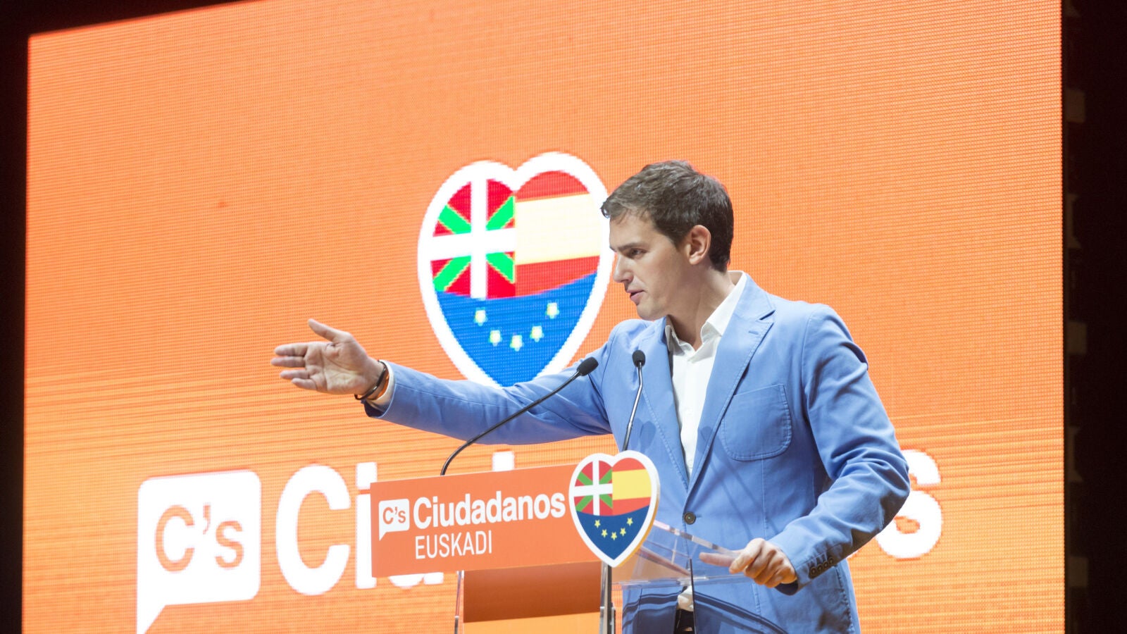 Rivera utiliza la campaña de Ciudadanos en el País Vasco para mandar mensajes a Rajoy y Sánchez