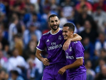 Benzema celebra un gol con Lucas Vázquez