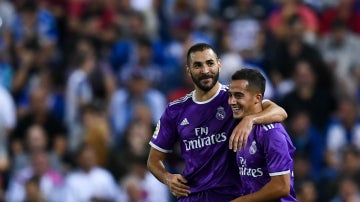 Benzema celebra un gol con Lucas Vázquez