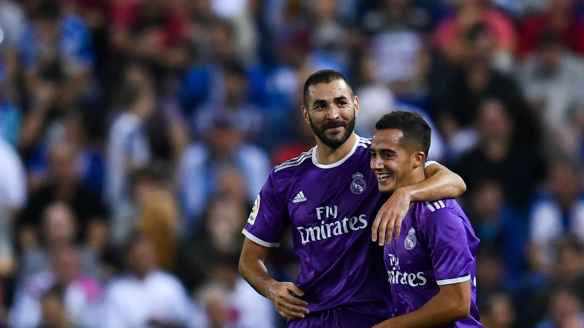 Benzema celebra un gol con Lucas V&aacute;zquez