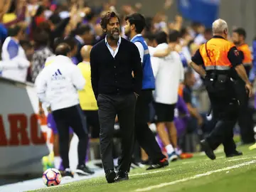Quique Sánchez Flores dirigiendo a sus jugadores desde la banda Quique Sánchez Flores dirigiendo a sus jugadores desde la banda
