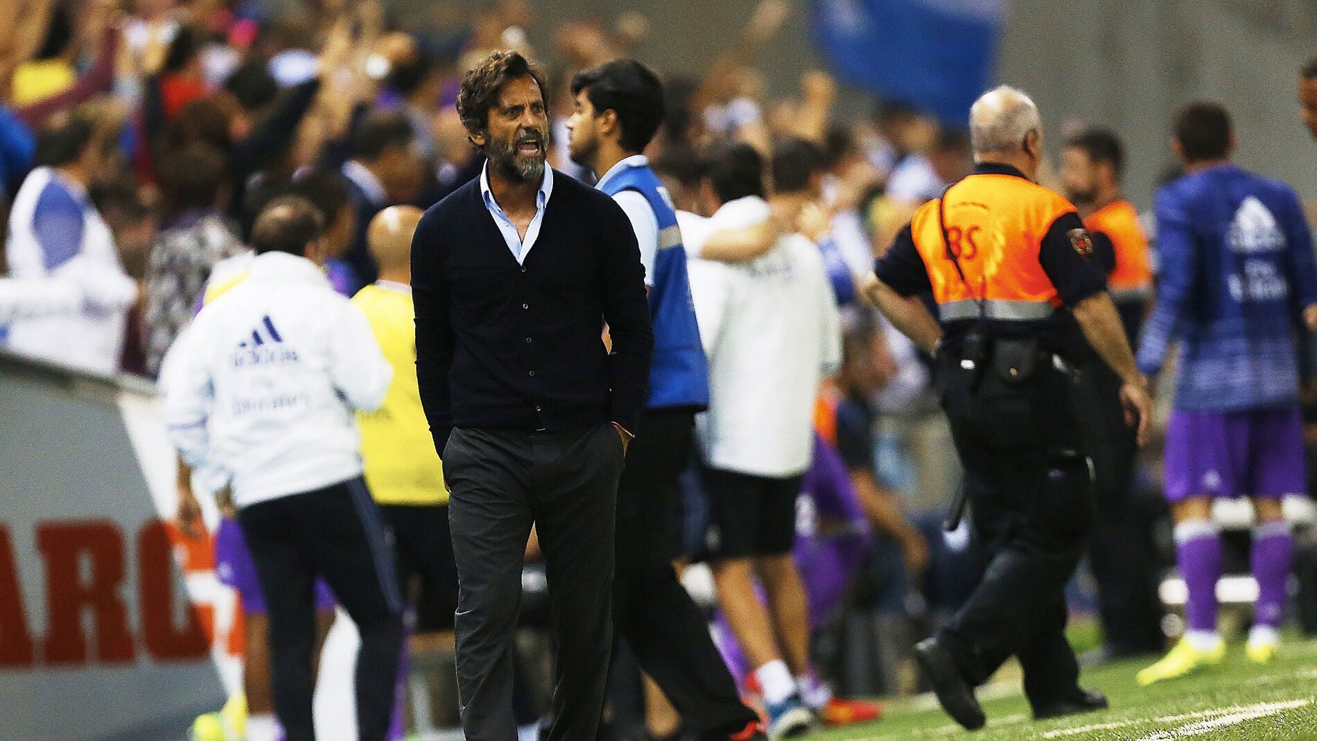 Quique S&aacute;nchez Flores dirigiendo a sus jugadores desde la banda