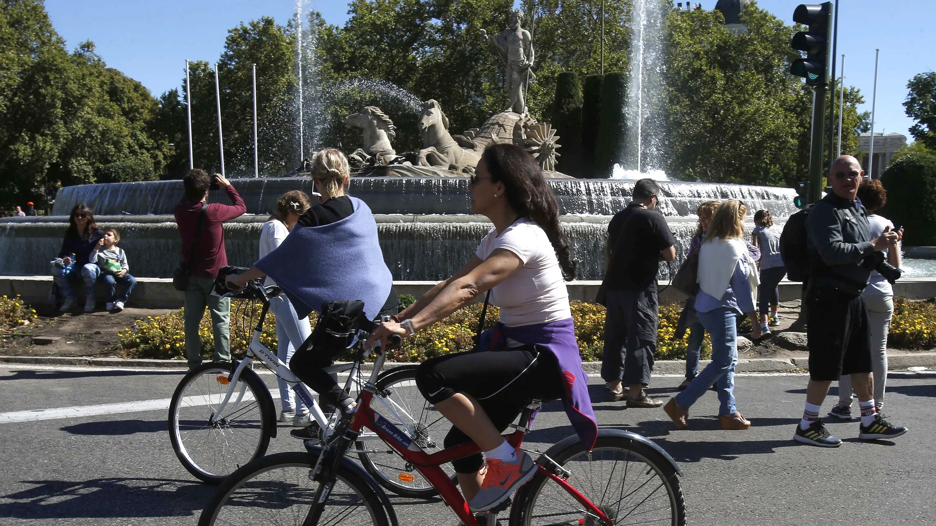 Ciclistas y peatones toman el centro de Madrid Ciclistas y peatones toman el centro de Madrid