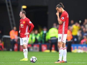 Rooney e Ibrahimovic se lamentan tras un gol del Watford