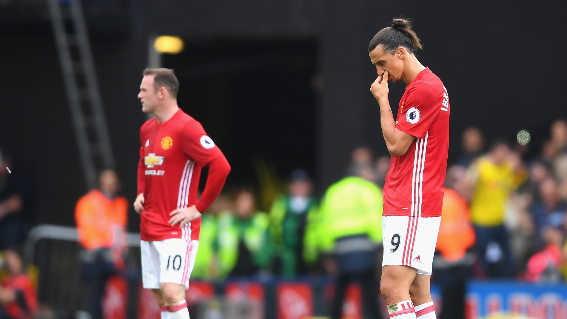Rooney e Ibrahimovic se lamentan tras un gol del Watford