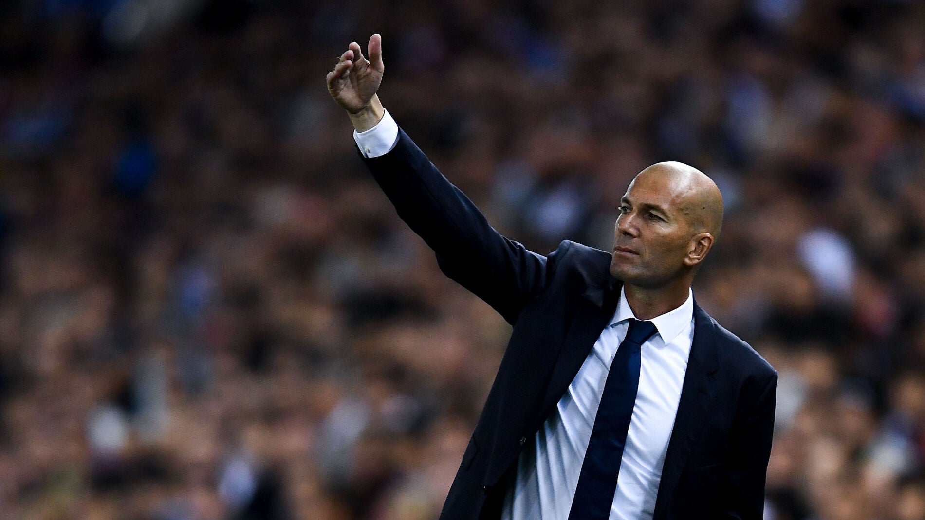 Zidane da instrucciones en la banda de Cornell&aacute;