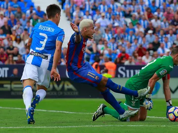 Neymar cae en el área del Leganés Neymar cae en el área del Leganés
