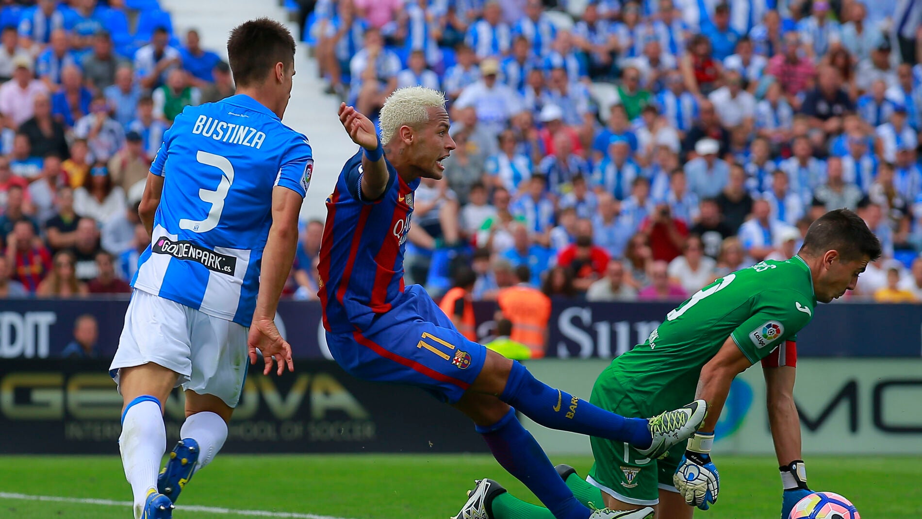 Neymar cae en el &aacute;rea del Legan&eacute;s