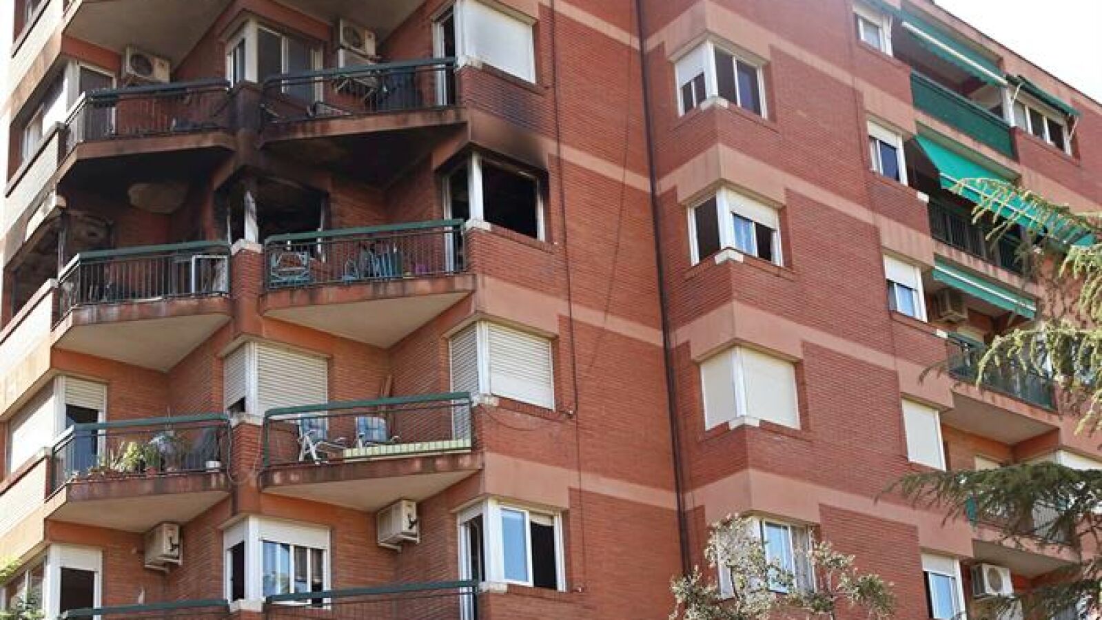 Evacuan a tres personas de un inmueble de Tortosa por una explosión y posterior incendio 