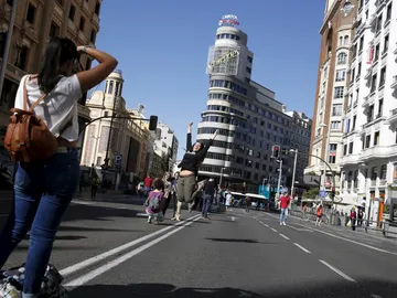 Turistas aprovechan la Gran Vía cerrada Turistas aprovechan la Gran Vía cerrada