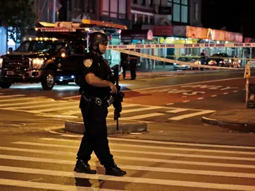 Un policía de Nueva York permanece en la escena de la explosión en una avenida en Manhattan Un policía de Nueva York permanece en la escena de la explosión en una avenida en Manhattan