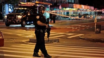 Un policía de Nueva York permanece en la escena de la explosión en una avenida en Manhattan