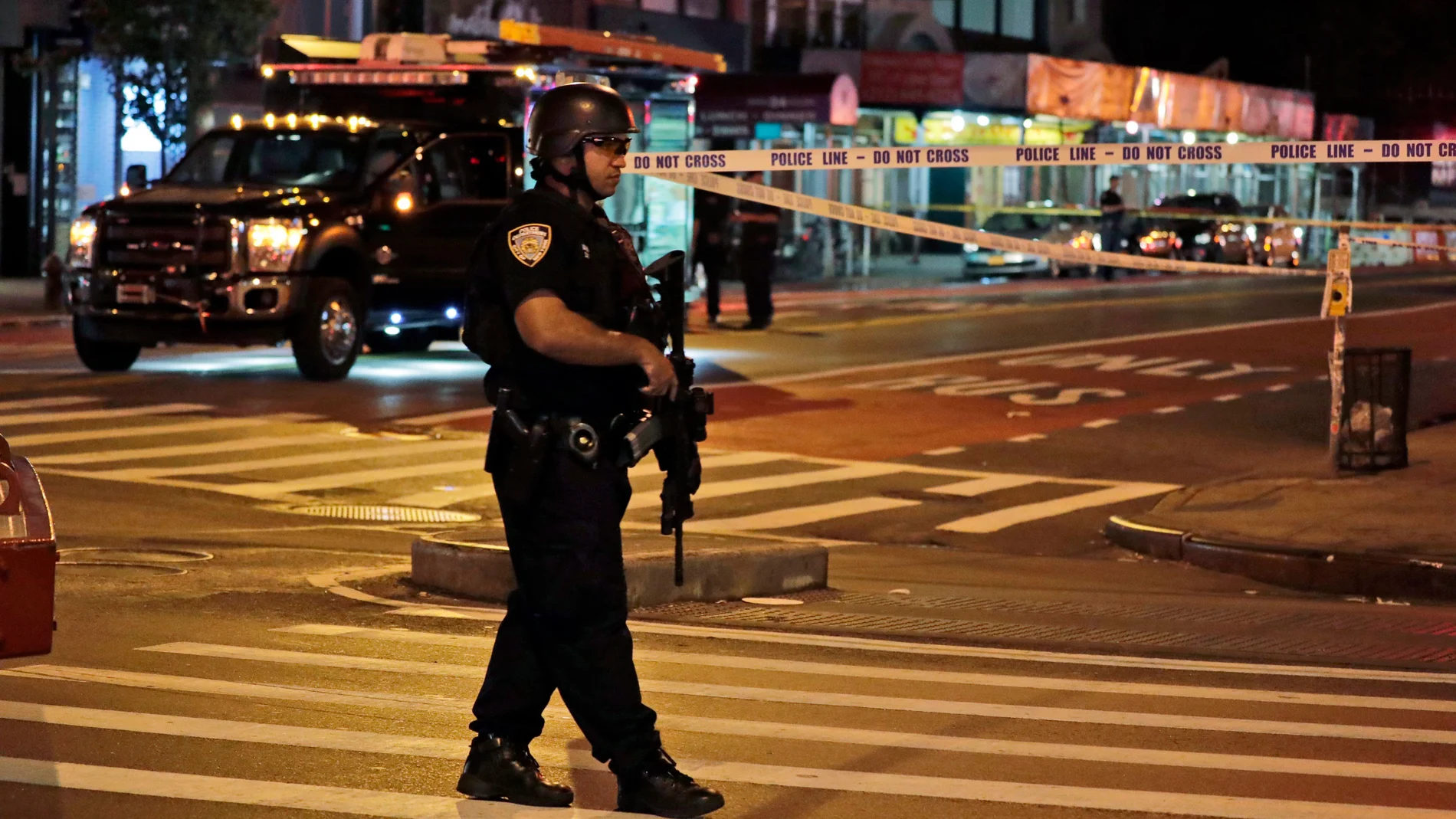 Un policía de Nueva York permanece en la escena de la explosión en una avenida en Manhattan Un policía de Nueva York permanece en la escena de la explosión en una avenida en Manhattan