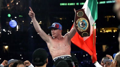 'Canelo' Álvarez derrota a Smith por nocáut y es nuevo campeón del peso mediano junior de boxeo