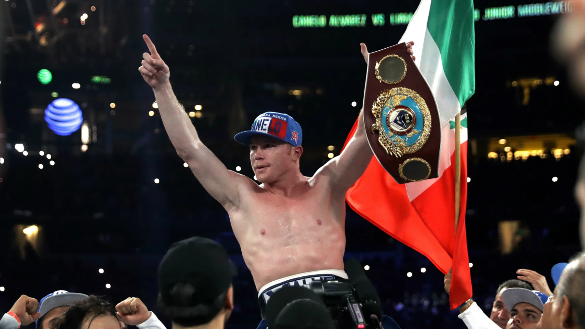 'Canelo' Álvarez celebra su cinturón 'Canelo' Álvarez celebra su cinturón