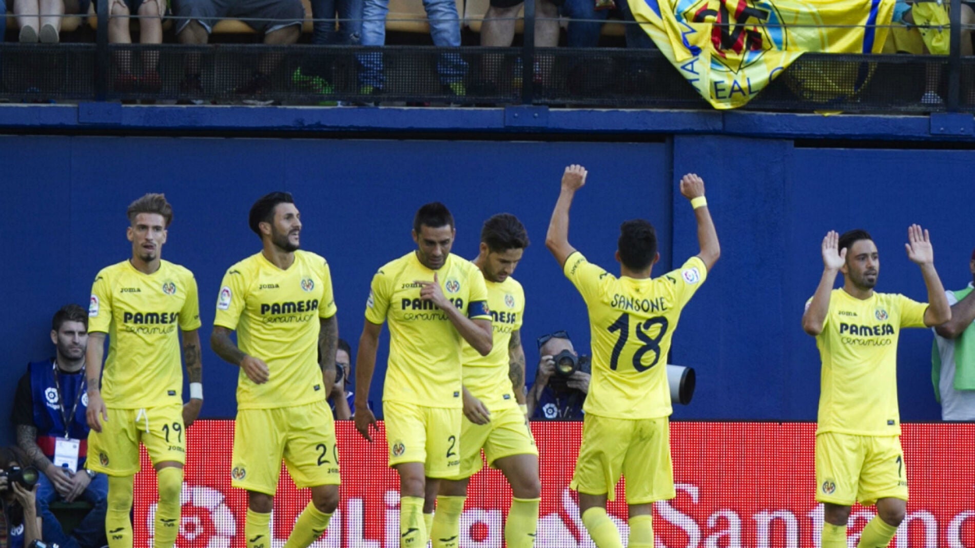 El Villarreal celebra un gol
